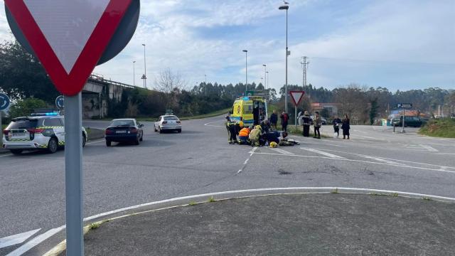 Un motorista herido en Sanxenxo (Pontevedra) tras colisionar con un turismo en una rotonda