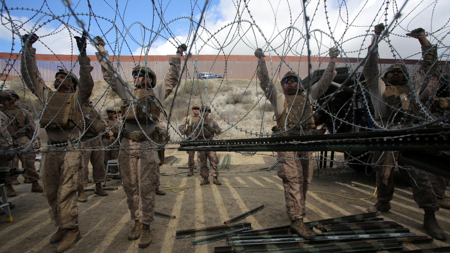 Trump refuerza con alambre de púas y 1.500 militares el muro que separa EEUU de México entre San Diego y Tijuana