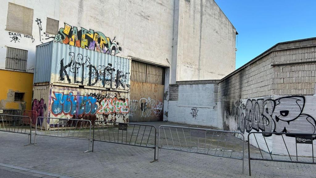 Imagen de una zona de la calle Gonzalo Díaz vallada.