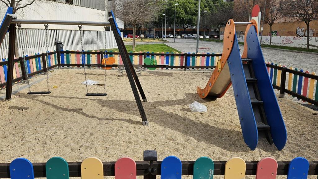 Imagen del parque después del botellón.