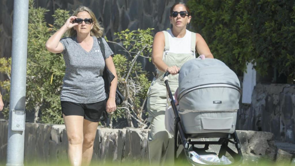 Anabel Pantoja con Marina, su 'madre -en la ley' caminando por las Islas Canarias el 7 de febrero.