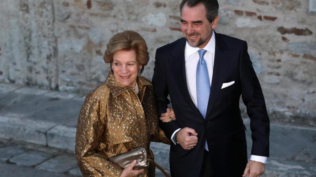 Nicolás de Grecia con su madre, Ana María, llega al templo antes de dar el 