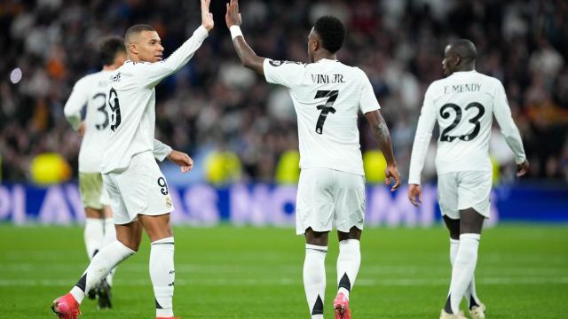 Mbappé y Vinicius celebran uno de los goles ante el Salzburgo.