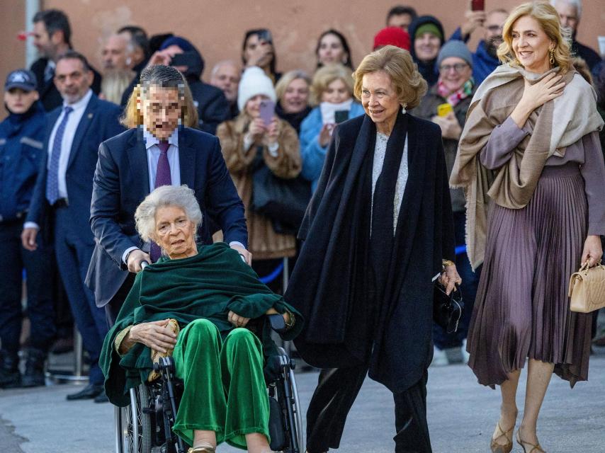 La reina Sofía y su hermana, Irene de Grecia, accedieron juntos al templo. Después de ellos, el Infanta Cristina.