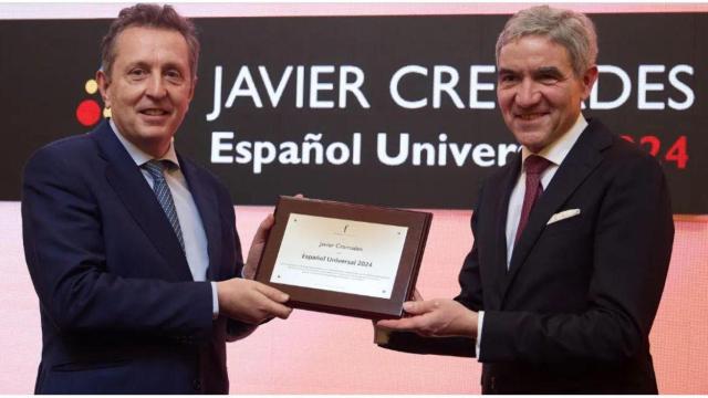 Javier Cremades, a la izquierda, recibe el Premio Español Universal de manos del presidente del Tribunal Constitucional alemán, Stephen Harbarth.