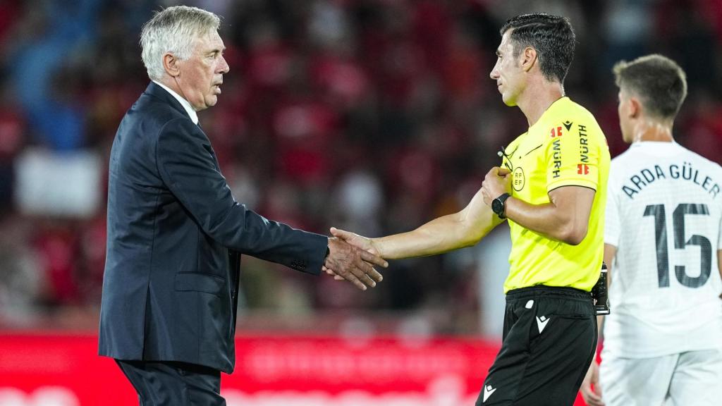 Ancelotti recibe la nota de Soto después del partido entre Mallorca y el Real Madrid.