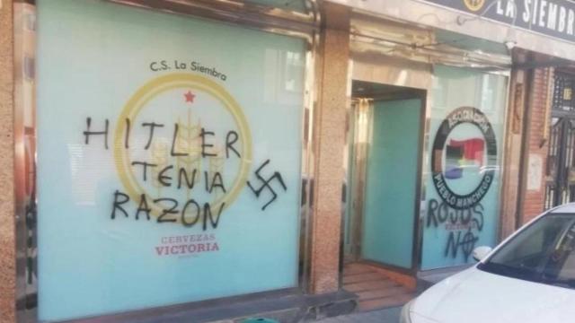 Centro social 'La Siembra' de Ciudad Real vandalizado con pintadas nazis.