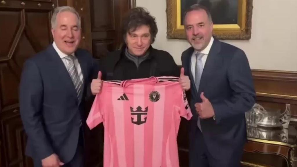 Javier Milei recibe la camisa Inter Miami en manos de sus copropietarios.