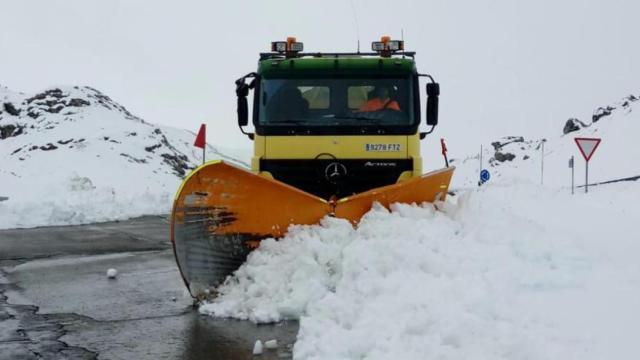 Quitanieves actuando en una carretera del Pirineo.