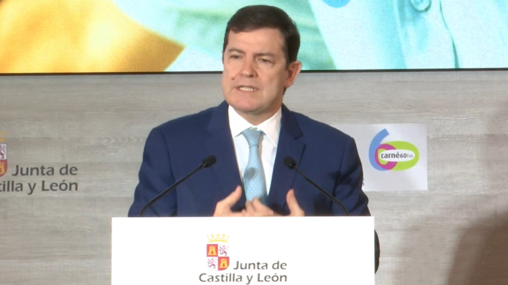 El presidente de la Junta, Alfonso Fernández Mañueco, durante la presentación del Carnet 60, este viernes en Palencia