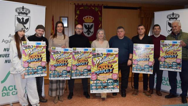 La alcaldesa de Aguilar, María José Ortega; el concejal de Festejos, Giovanni Peláez; el teniente alcalde, Ramón Ortega; la concejala de Cultura, Soraya Isasi: y el director Corporativo de Galletas Gullón, Paco Hevia en la presentación del Okey Makey Fest