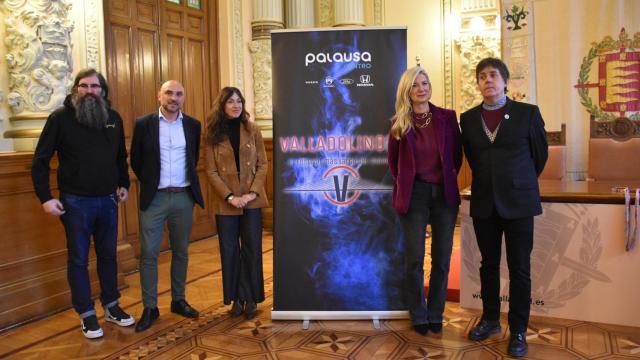 La concejala de Cultura del Ayuntamiento de Valladolid, Irene Carvajal; el director de Valladolindie, Roberto Terne; el músico de Corizonas y Arizona Baby, Javier Vielba; la vicerrectora de Comunicación, Cultura y Deporte de la UVa, Rebeca San José; y el gerente de Palausa Centro, Antonio Ruiz; en la presentación de Valladolindie