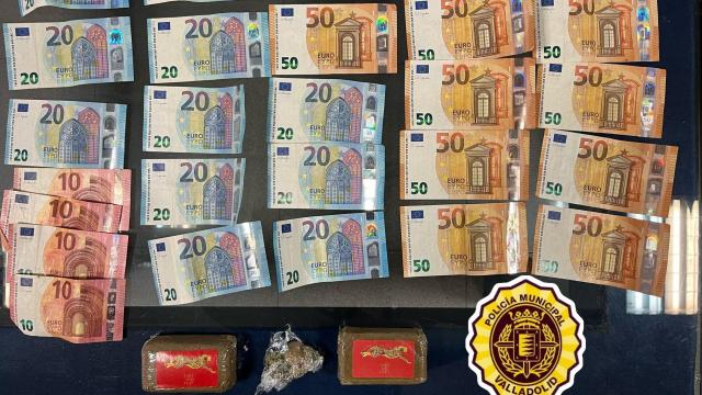 Droga y dinero intervenido por la Policía Municipal a los dos jóvenes en Valladolid