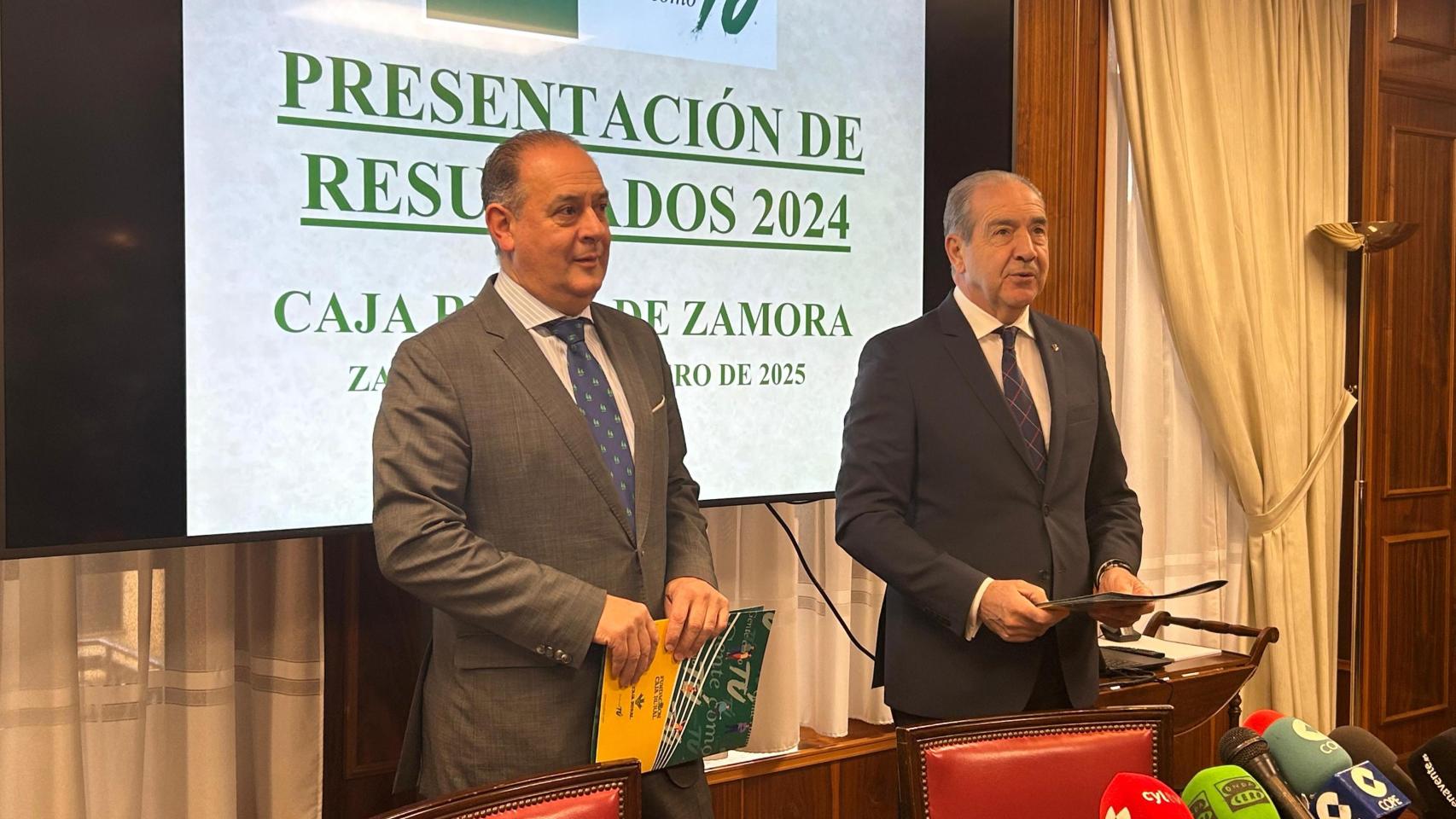 El presidente de Caja Rural de Zamora, Nicanor Santos; y el director general de Caja Rural de Zamora, Cipriano García, presentan los resultados del ejercicio 2024