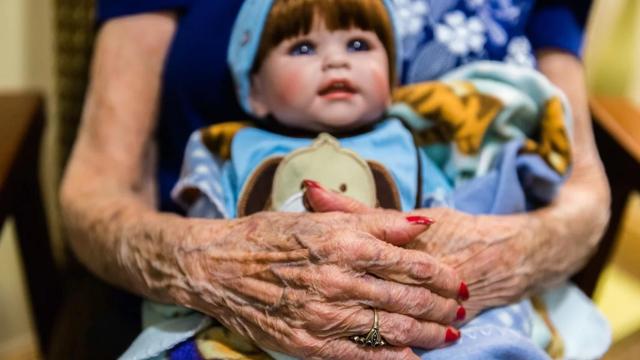 Las críticas hacia esta terapia se centran en la infantilización y el engaño al paciente.