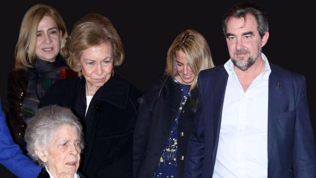 Nicolás de Grecia y su prometida junto a la reina Sofía, la infanta Cristina e Irene de Grecia, en un montaje de JALEOS.