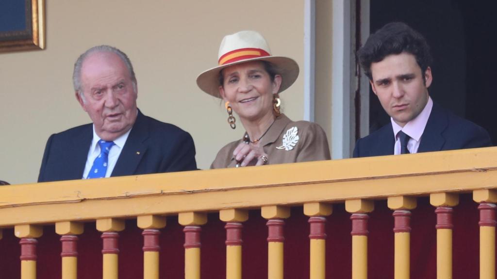 El rey Juan Carlos con su hija Elena y su nieto Froilán en la Plaza de Toros de Aranjuez en 2019.