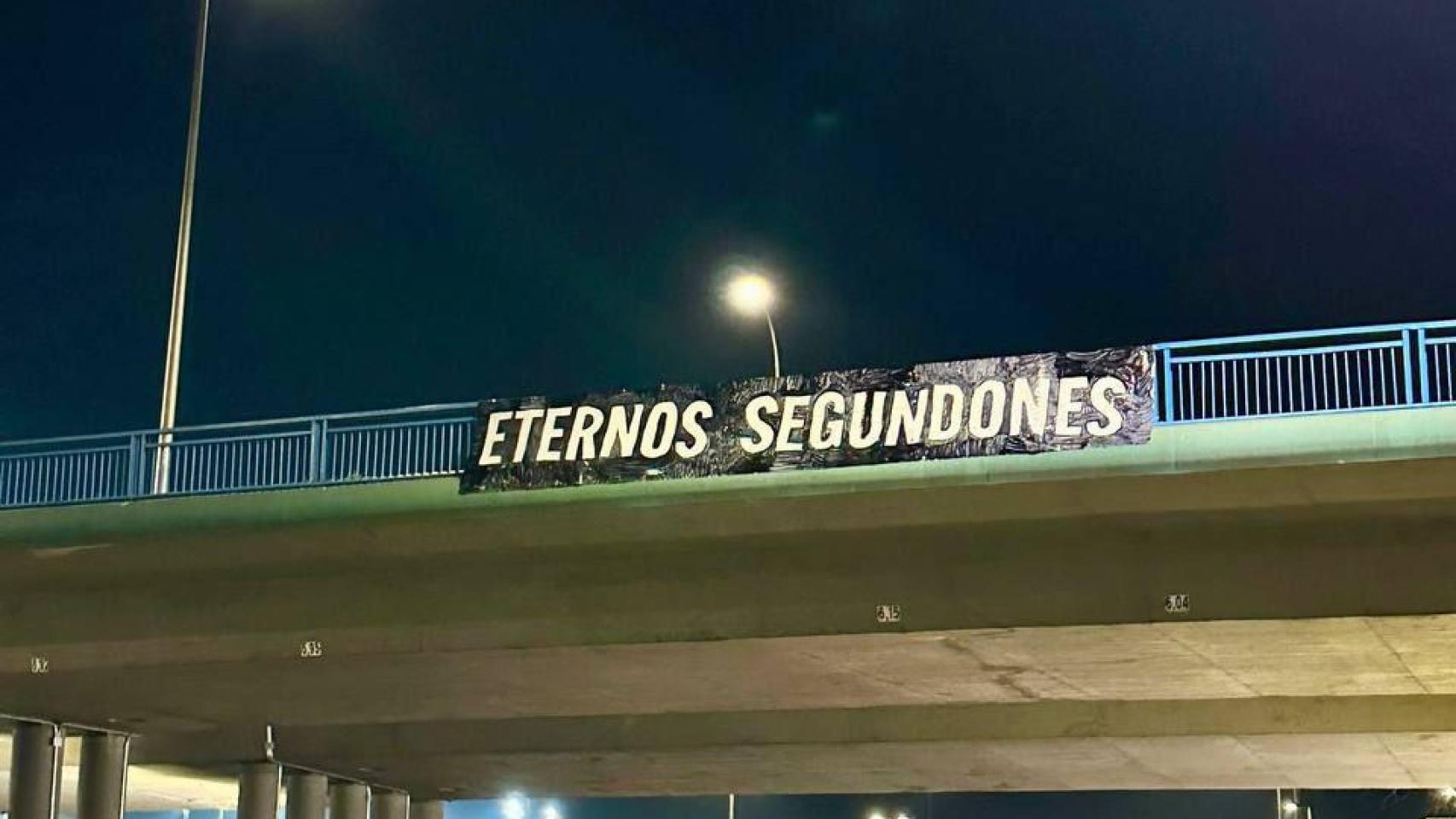 El derbi madrileño sigue calentándose: "Eternos segundones", la pancarta en un puente de la capital