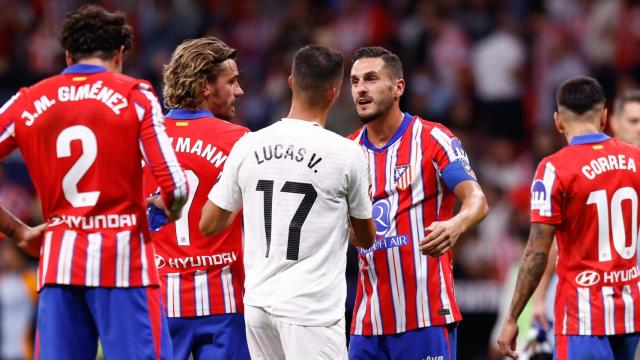 Koke y Lucas Vázquez se saludan tras el partido de la primera vuelta.