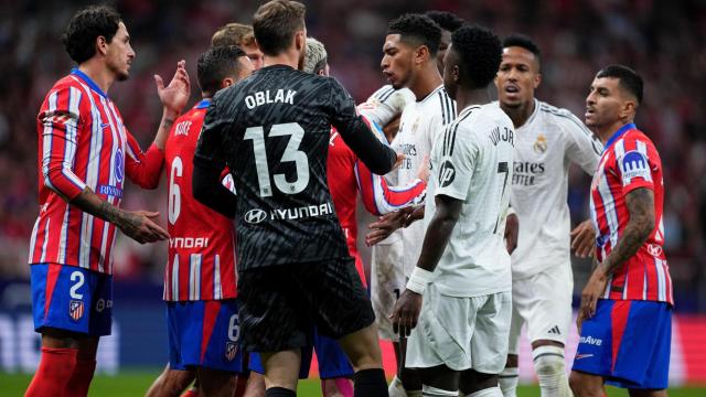 Los jugadores del Real Madrid y Atlético de Madrid discuten en el derbi de la primera vuelta.