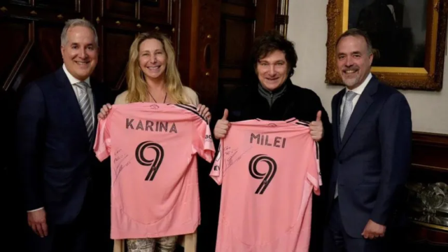 Los hermanos Mas, copropietarios del Inter Miami, regalan a Milei y a su hermana la camiseta del club.