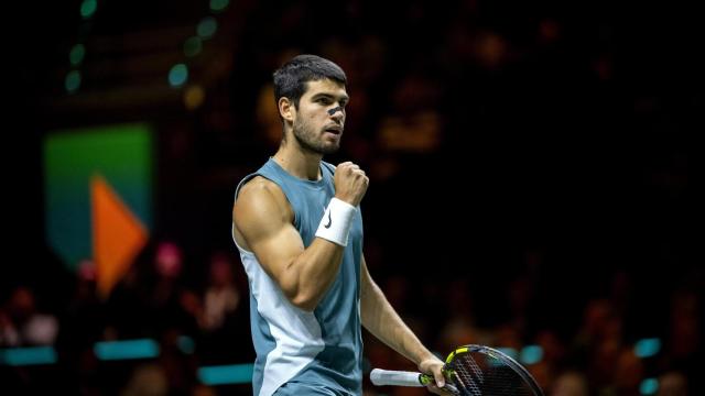 Carlos Alcaraz celebra el triunfo en el ATP de Róterdam.