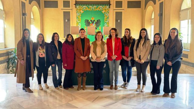 Concepción Cedillo con las nuevas agentes de igualdad. Foto: Diputación de Toledo.