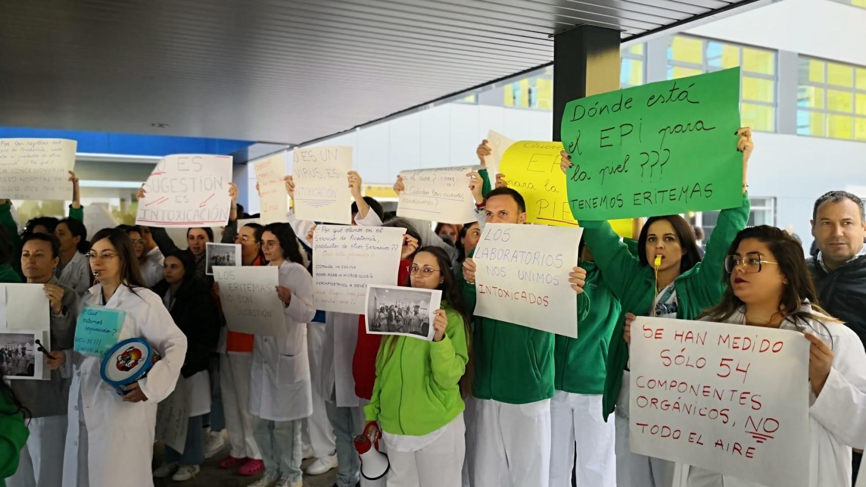 Piden el cierre del laboratorio que enferma a los trabajadores en el hospital de Toledo: "No es sugestión, es intoxicación"