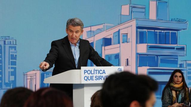 Alberto Núñez Feijóo, presidente del PP, este viernes, con asociaciones juveniles para abordar la crisis de la vivienda.