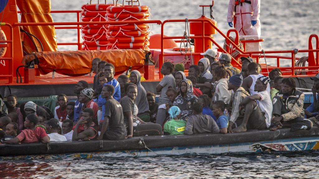 Decenas de migrantes rescatados por Salvamento Marítimo cerca del Puerto de la Restinga, el pasado noviembre.