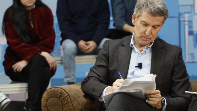 El presidente del PP, Alberto Núñez Feijóo, reunido con asociaciones juveniles, este viernes en Madrid.