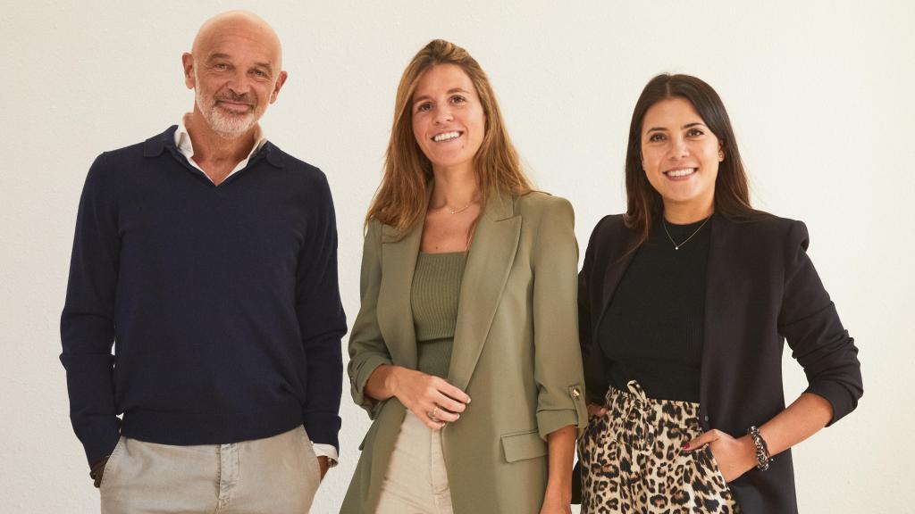 Miguel Planas, CEO y fundador de Iris; Blanca Serra, CEO de uCloud, y Carla Benítez, directora de Personas y Cultura de Iris.