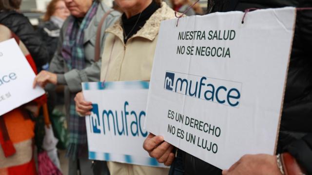 Varios funcionarios se concentran frente a una sede de Muface, en Sevilla.