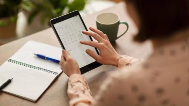 Una mujer consultando un calendario.