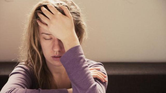 Mujer sufriendo una crisis de ansiedad.