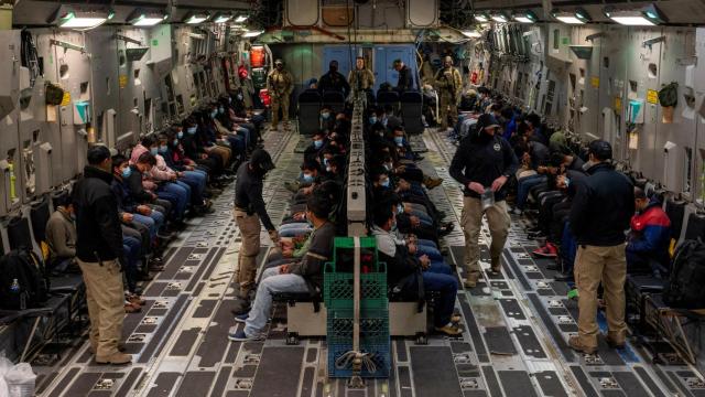 Migrantes detenidos esperan el despegue de un vuelo de traslado C-17 Globemaster III de la Fuerza Aérea de EE.UU. en el Aeropuerto Internacional de Tucson en Tucson, Arizona, EEUU.