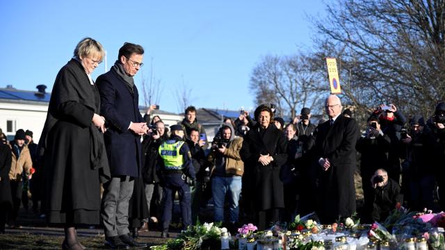 El primer ministro, Ulf Kristersson, y su mujer (izq) junto con los reyes de Suecia, en el memorial por el atentado.