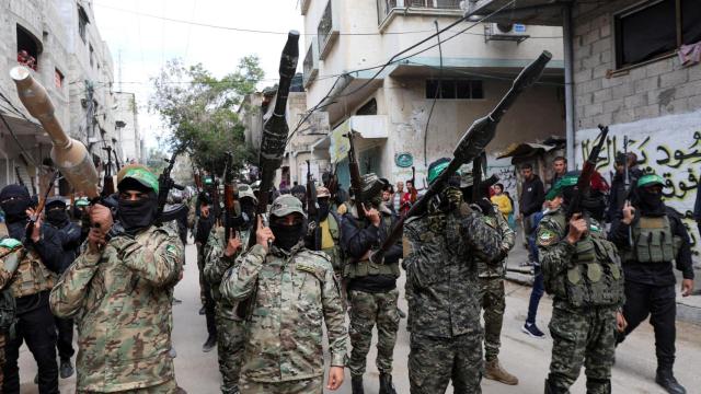 Militantes de Hamás acuden este viernes al funeral de un líder de la organización muerto por un ataque israelí en la Franja de Gaza.