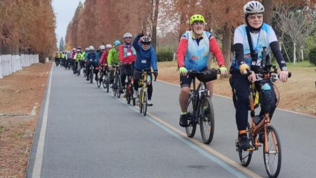 El coruñés Rafael Serrano, segundo en la fila de cicloturistas, en ruta esta semana en la provincia china de Yunnan.