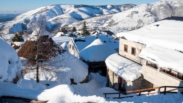 Cabañas de paja bajo la nieve en Piornedo (Os Ancares)