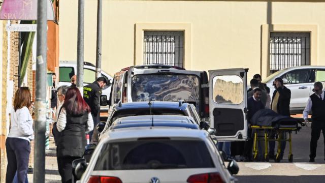 Momento en el que los servicios funerarios trasladan el cadáver de la asesinada en Brenes.