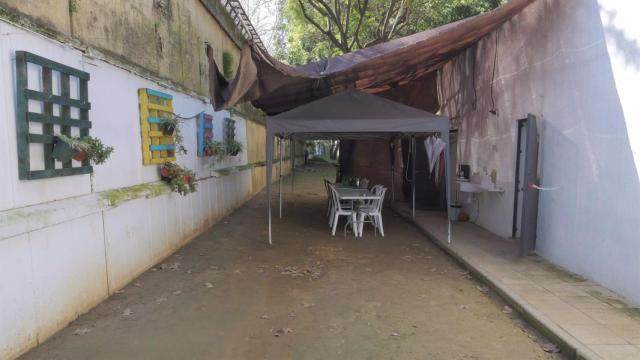 Zona exterior habilitada como comedor del Centro de Puertas Abiertas de La Barqueta.