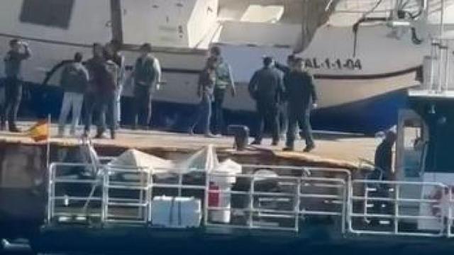 Un muerto y un herido tras colisionar su narcolancha con una patrullera de la Guardia Civil en aguas del Estrecho.