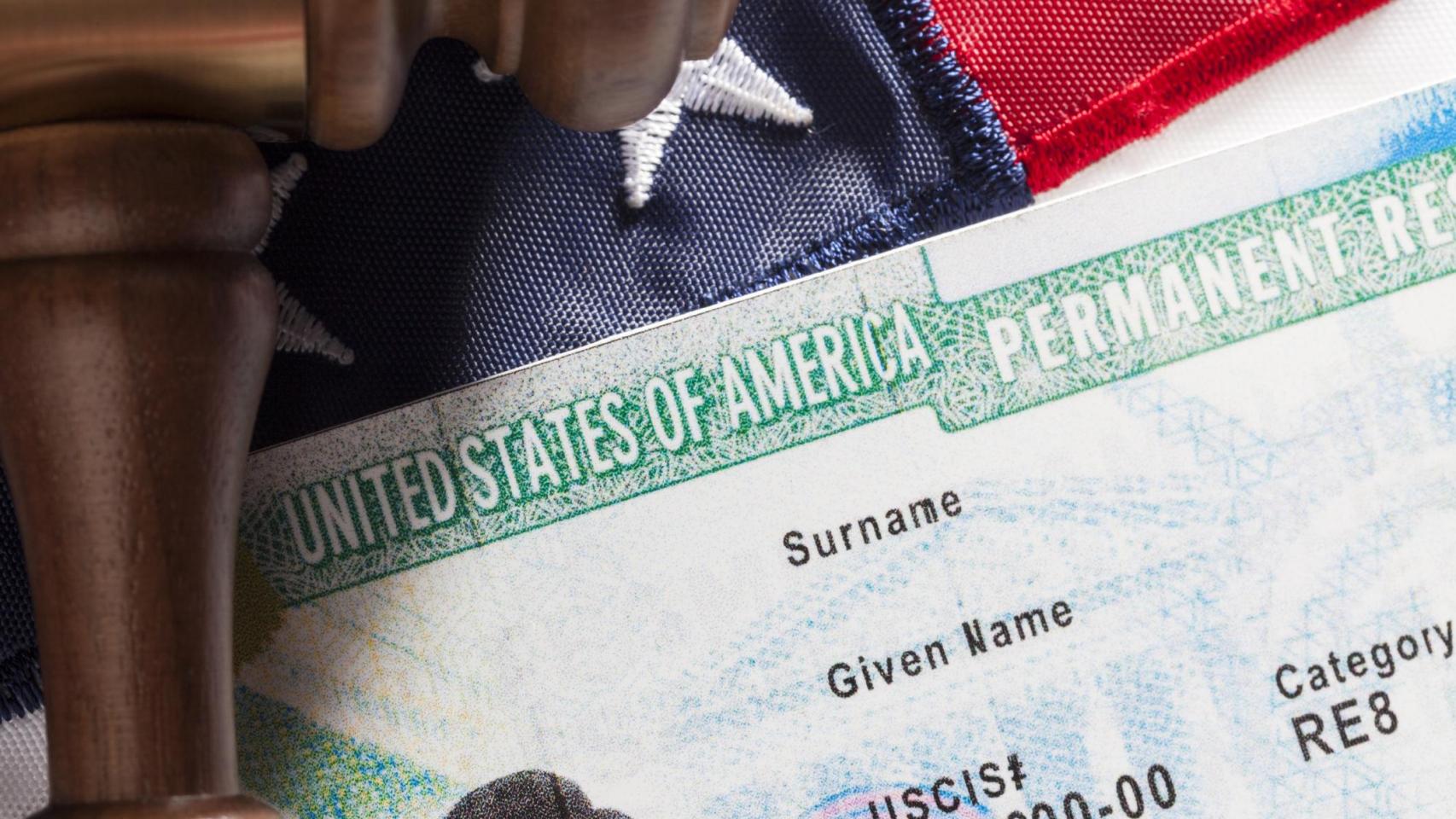 La Green Card permite al portador trabajar y vivir en Estados Unidos de forma legal y permanente.