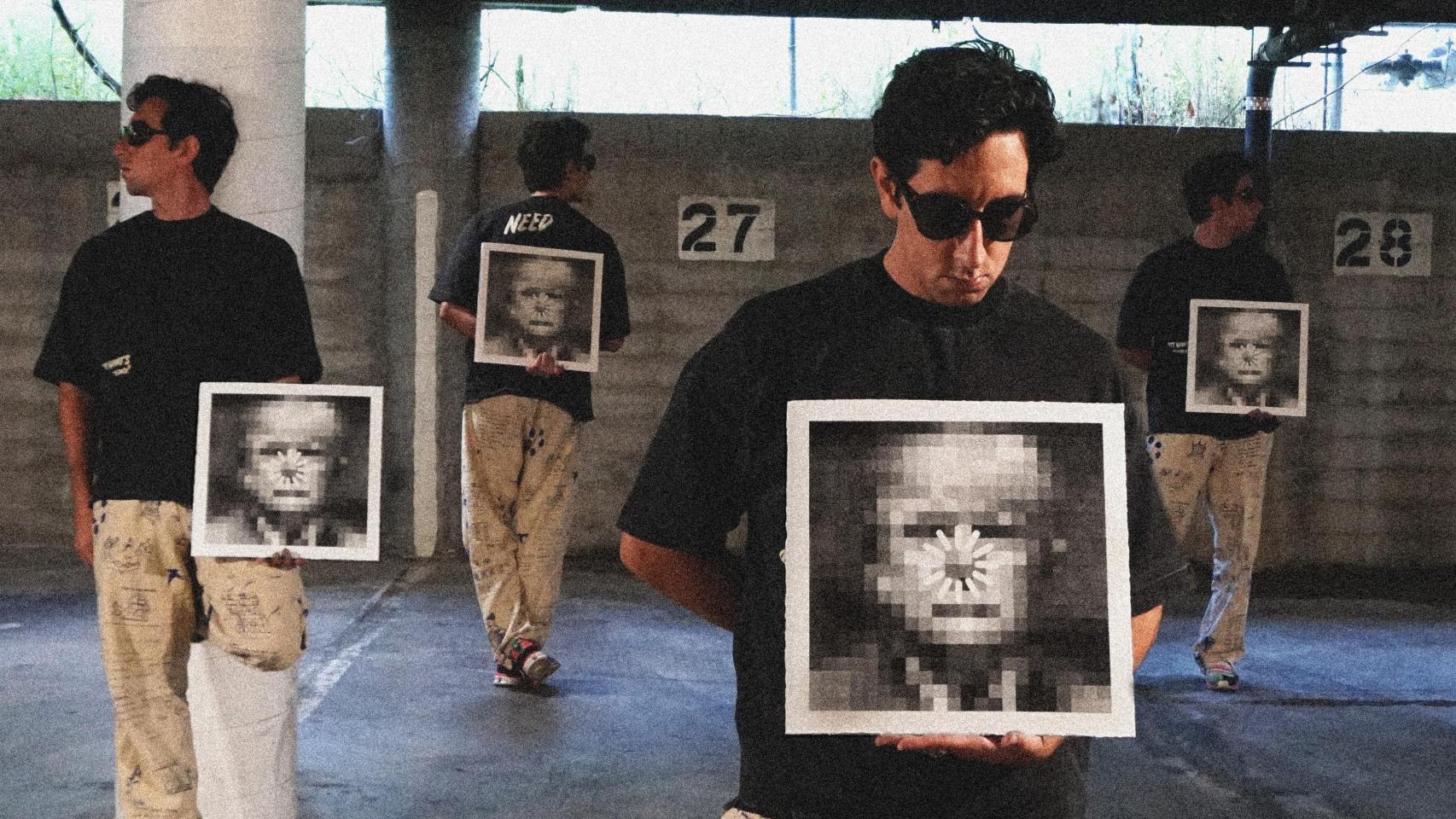 Maestro junto a su obra pixelada de Trump. EE