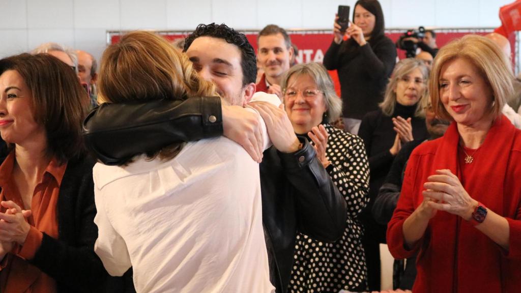 Alegría y Villagrasa se han dado un fuerte y sentido abrazo al inicio del acto