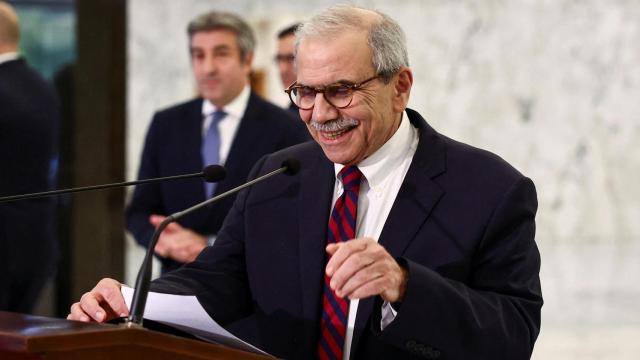 El primer ministro libanés, Nawaf Salam, reacciona tras la formación del nuevo gobierno en el palacio presidencial de Baabda.