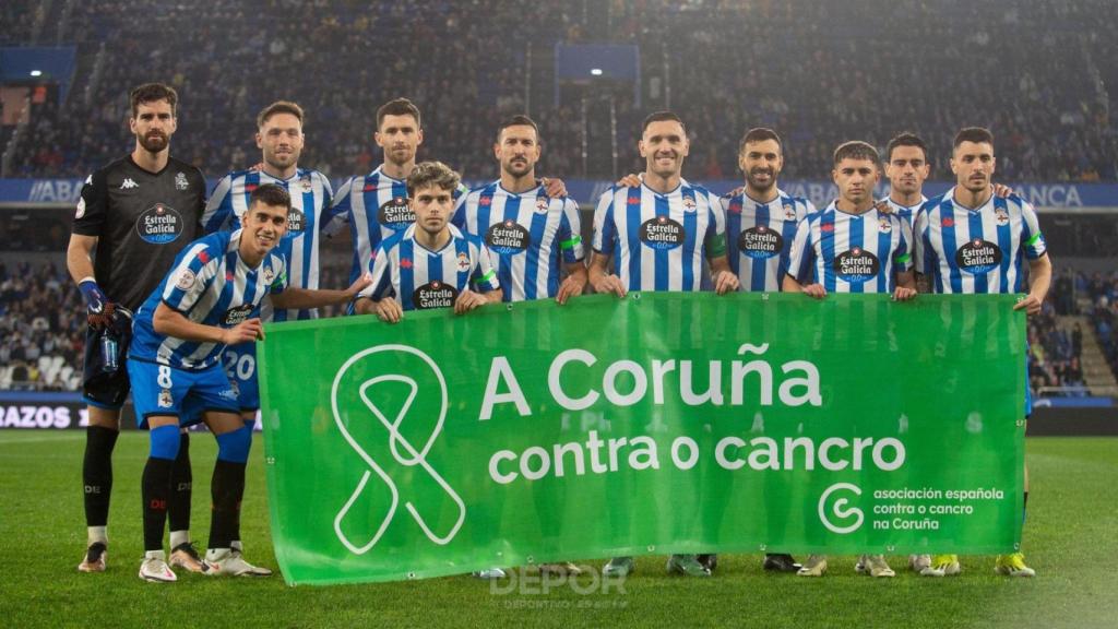 El Deportivo se sumó a la campaña 'Brazaletes de esperanza' de la Asociación Española contra el Cáncer en el 2024