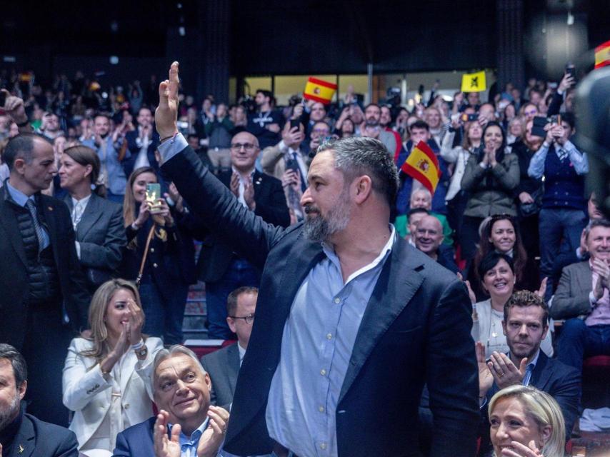 Santiago Abascal saluda a los asistentes a la cumbre de los Patriots en Madrid, ante Matteo Salvini (Italia), Viktor Orbán (Hungría) y Marine Le Pen (Francia).