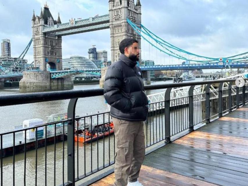 Nordin Workout ante la torre de Londres, durante un viaje realizado en 2023.